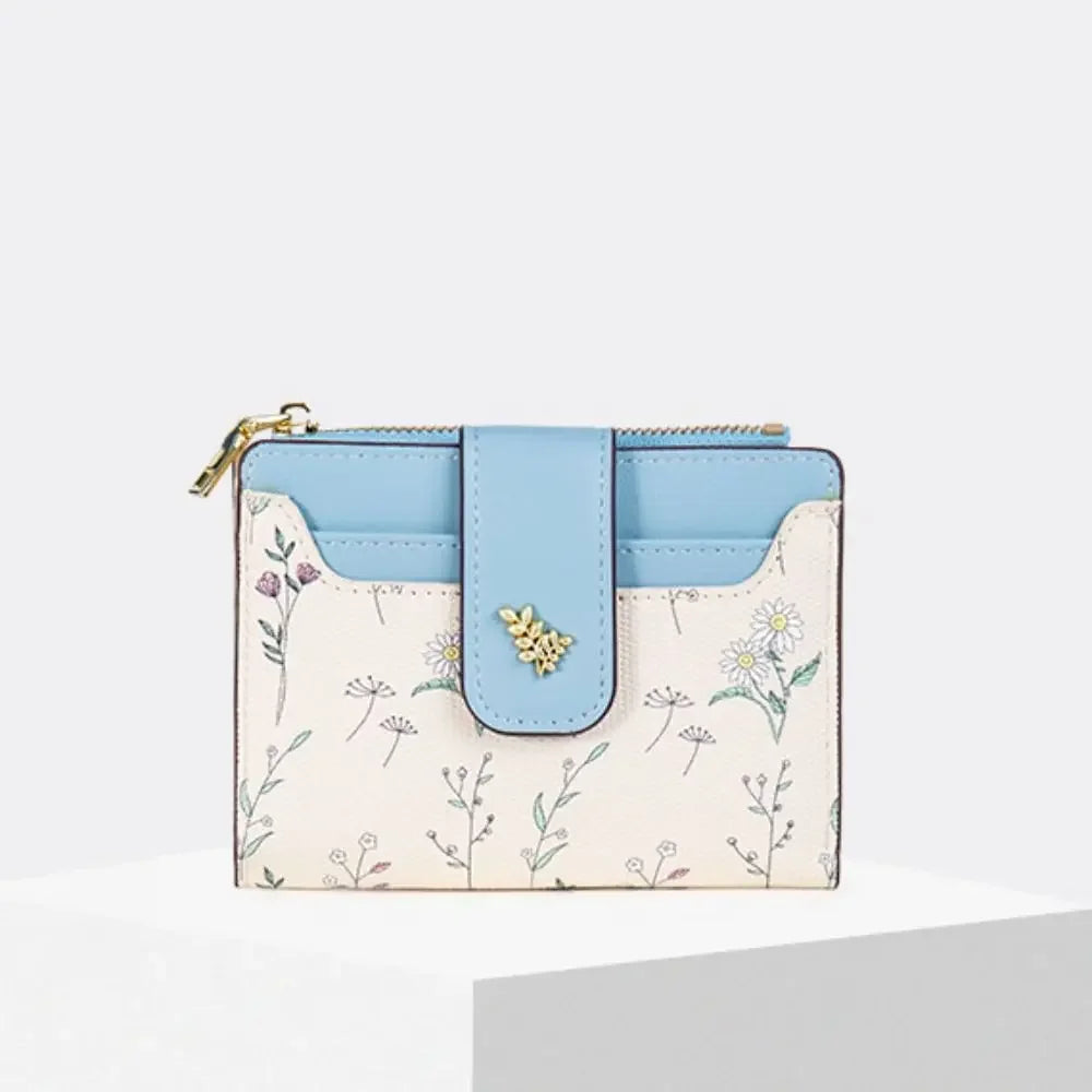 ארנק נשי קצר עם הדפס פרחוני – שילוב של סטייל ופונקציונליות