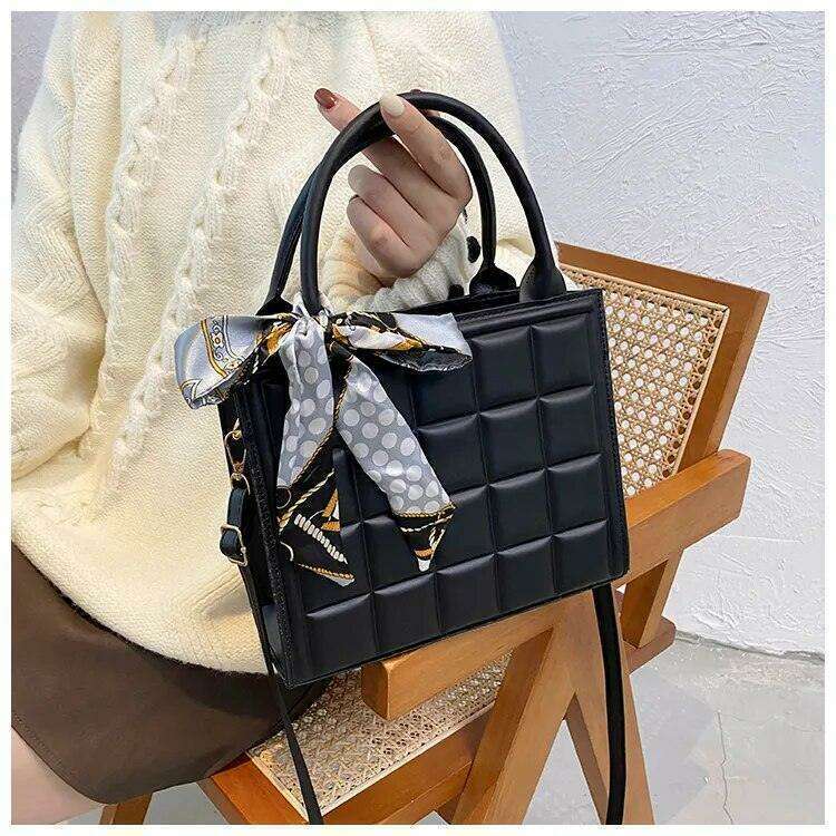 תיק נשי יוקרתי בעיצוב קלאסי עם טאץ' מודרני