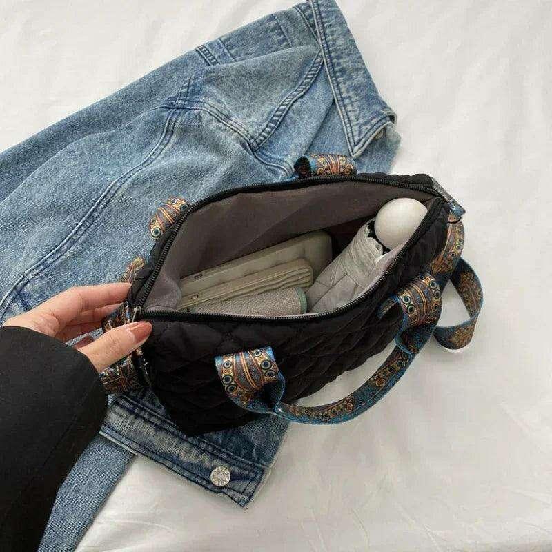 תיק כתף מרופד עם רצועות מעוצבות