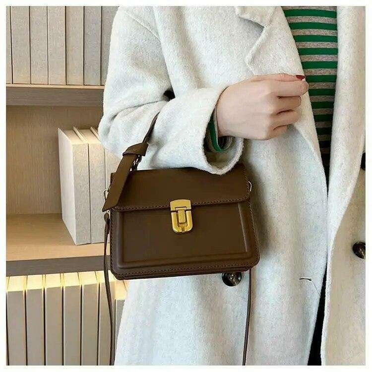 Luxurious women's shoulder bag – classic elegance for any occasion