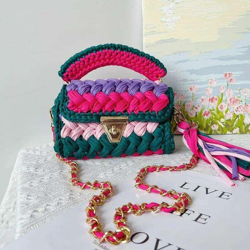 Knitted shoulder bag with a luxurious design