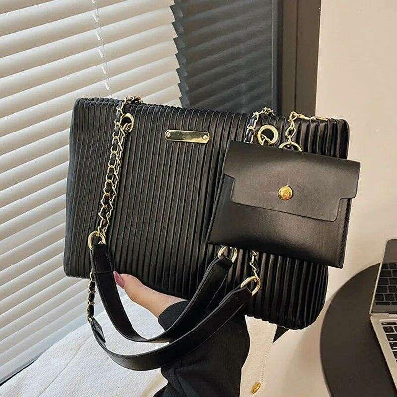 תיק צד קלאסי לנשים עם עיצוב קפלים ושרשרת אלגנטית