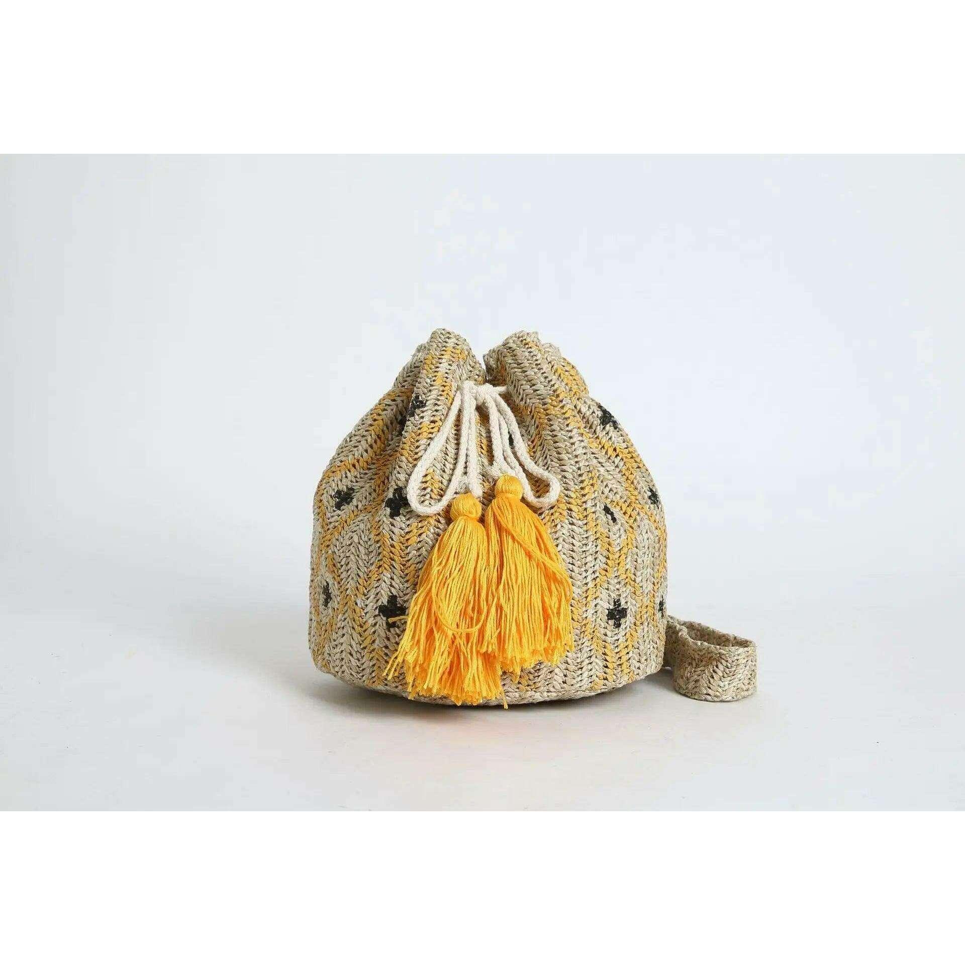 תיק שק קש עם דוגמאות אתניות וגדילים מעוצבים