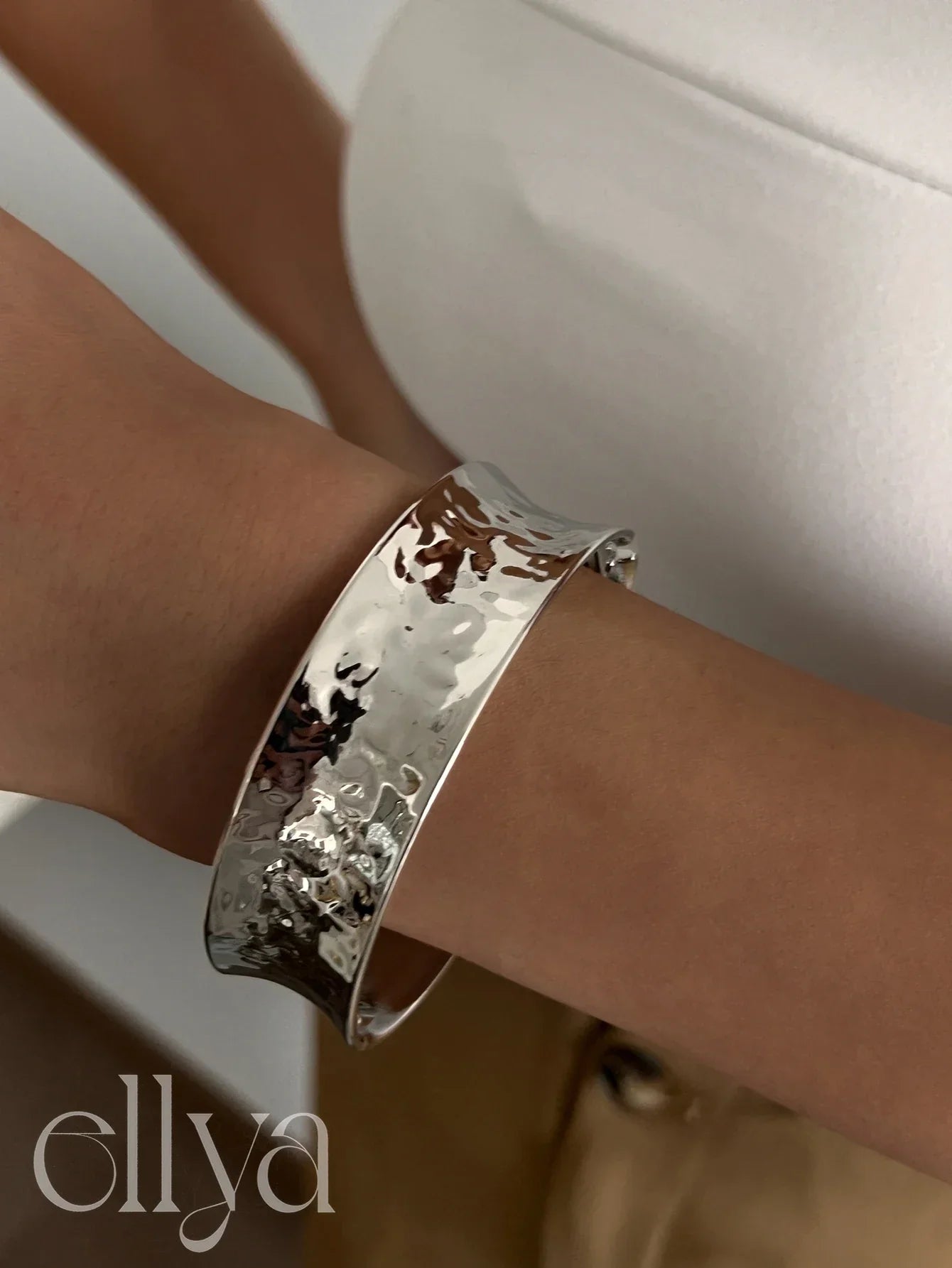 צמיד וינטג' לנשים – קפיץ מתכתי במראה ייחודי