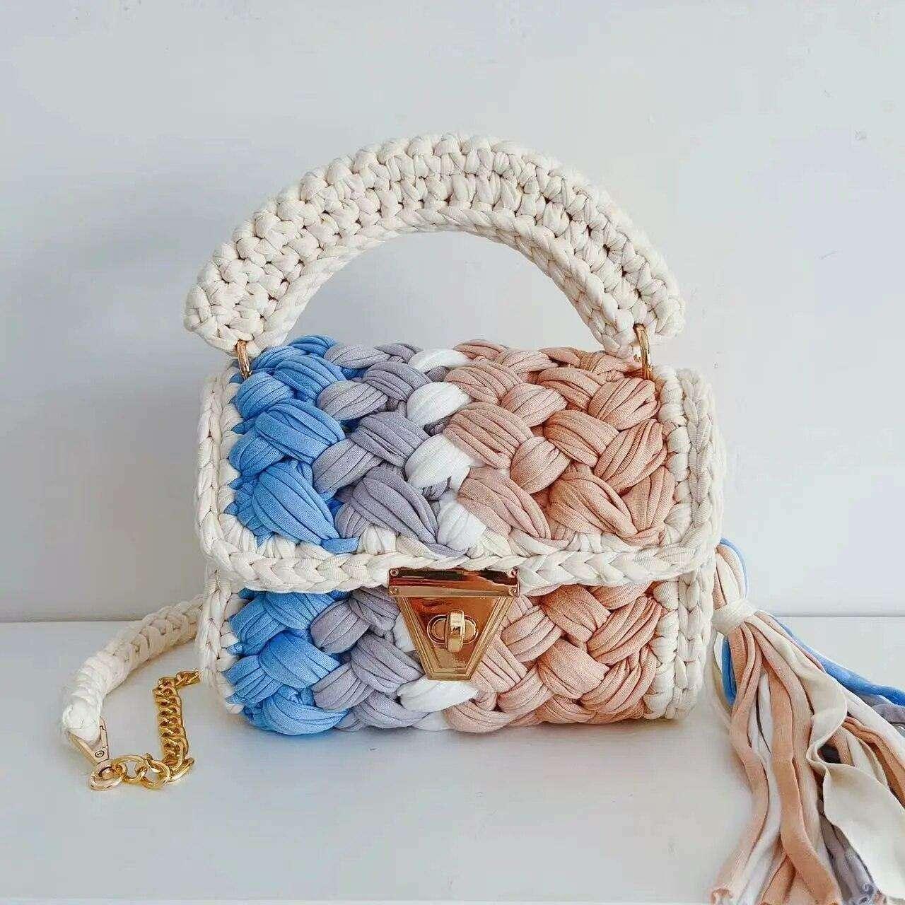 Knitted shoulder bag with a luxurious design