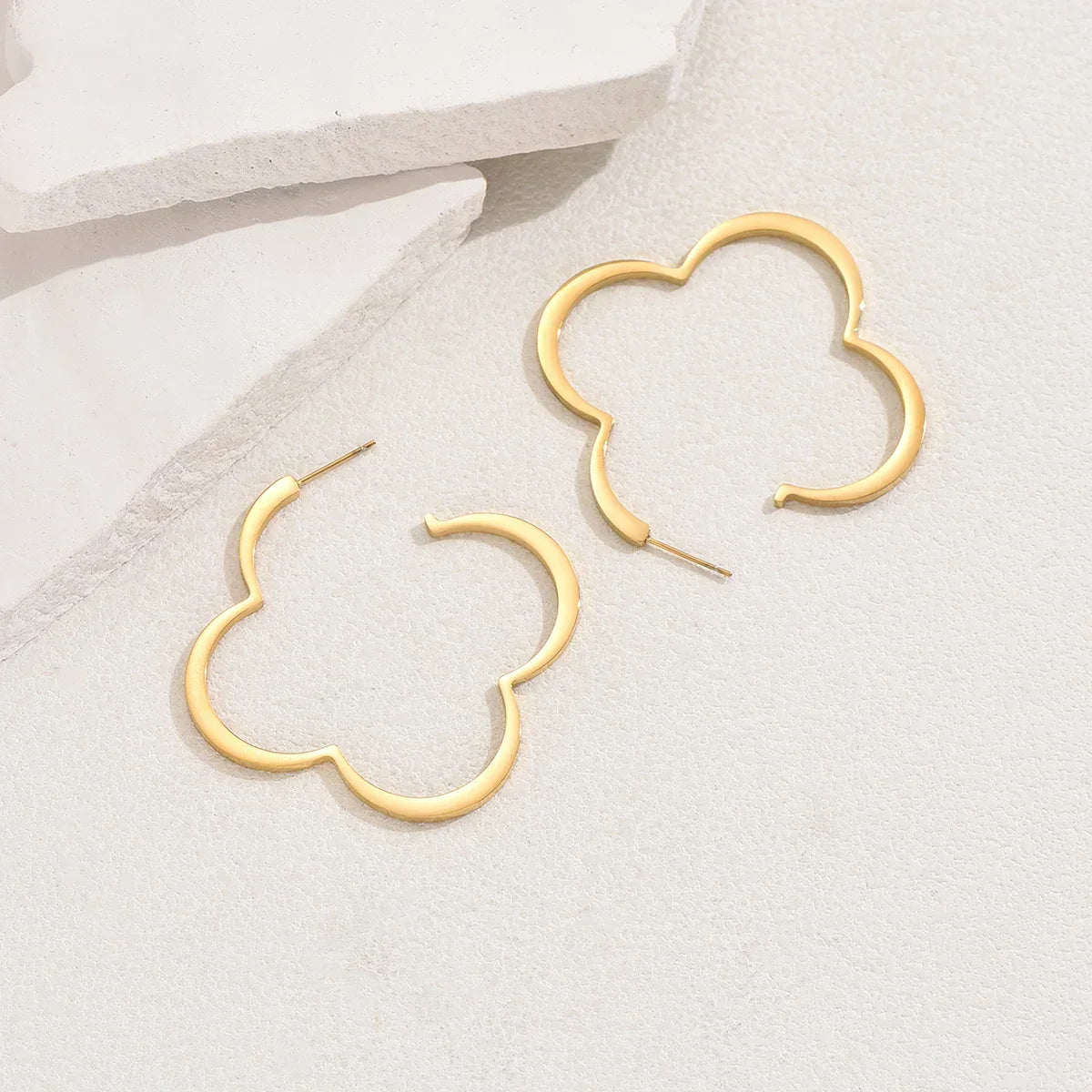 עגילי פרח מוזהבים לנשים – עיצוב עדין ואופנתי