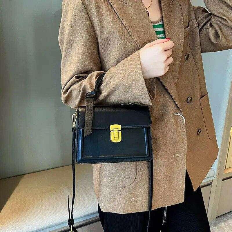 Luxurious women's shoulder bag – classic elegance for any occasion