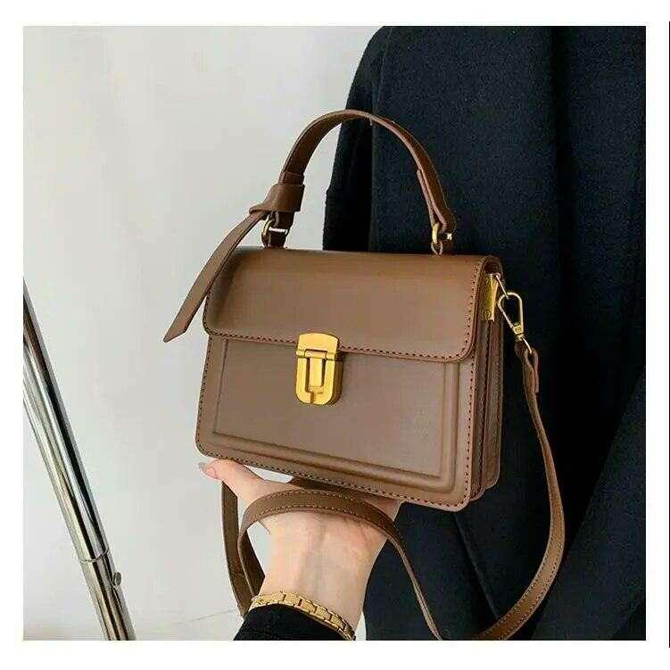 Luxurious women's shoulder bag – classic elegance for any occasion