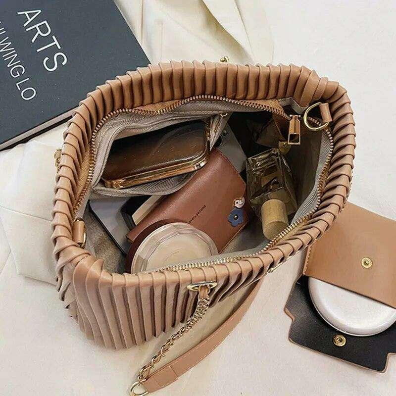 תיק צד קלאסי לנשים עם עיצוב קפלים ושרשרת אלגנטית