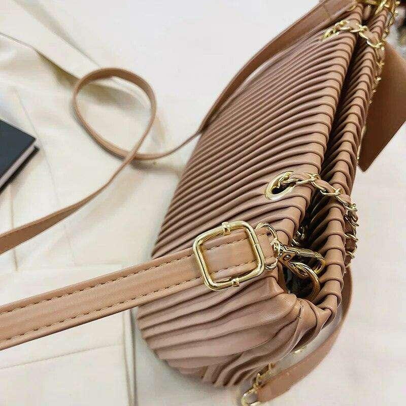 תיק צד קלאסי לנשים עם עיצוב קפלים ושרשרת אלגנטית