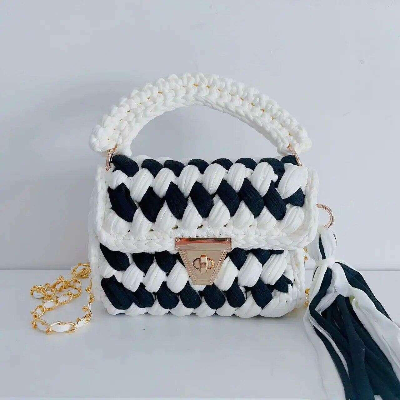 Knitted shoulder bag with a luxurious design