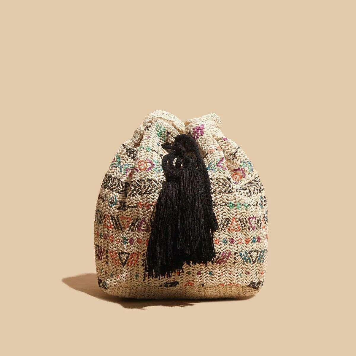 תיק שק קש עם דוגמאות אתניות וגדילים מעוצבים