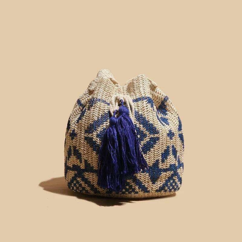 תיק שק קש עם דוגמאות אתניות וגדילים מעוצבים