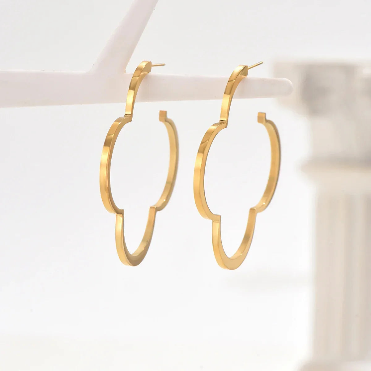 עגילי פרח מוזהבים לנשים – עיצוב עדין ואופנתי