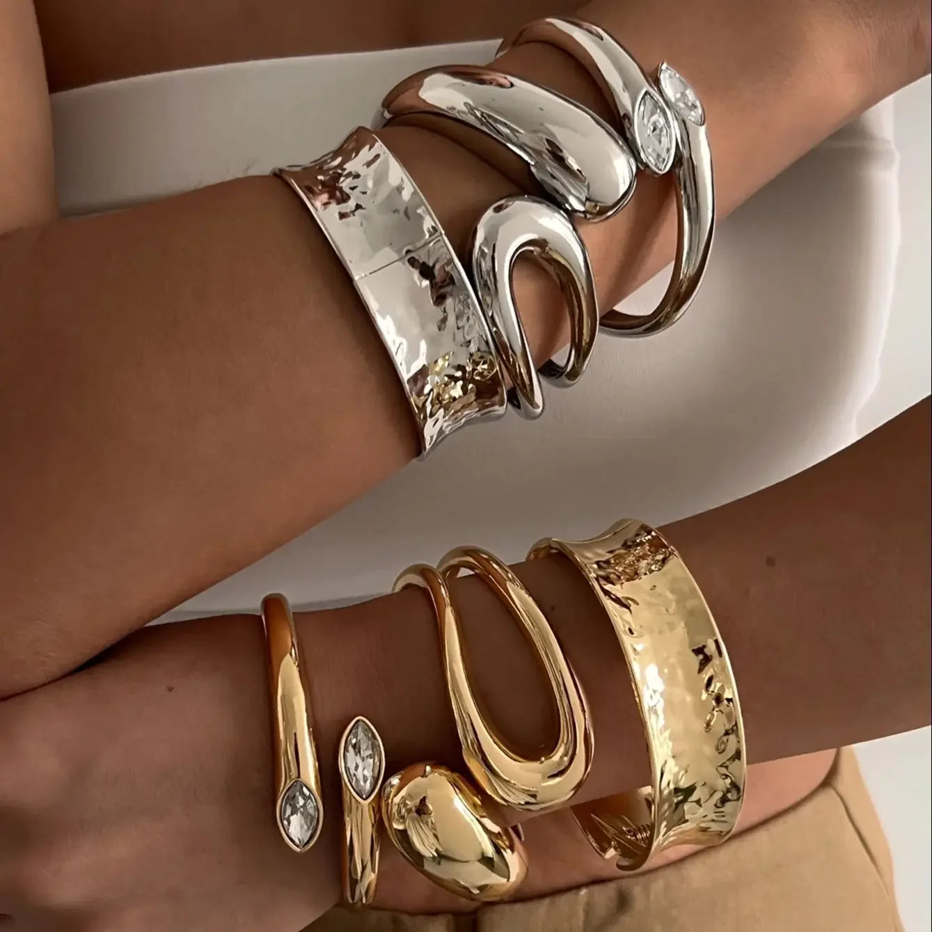 צמיד וינטג' לנשים – קפיץ מתכתי במראה ייחודי