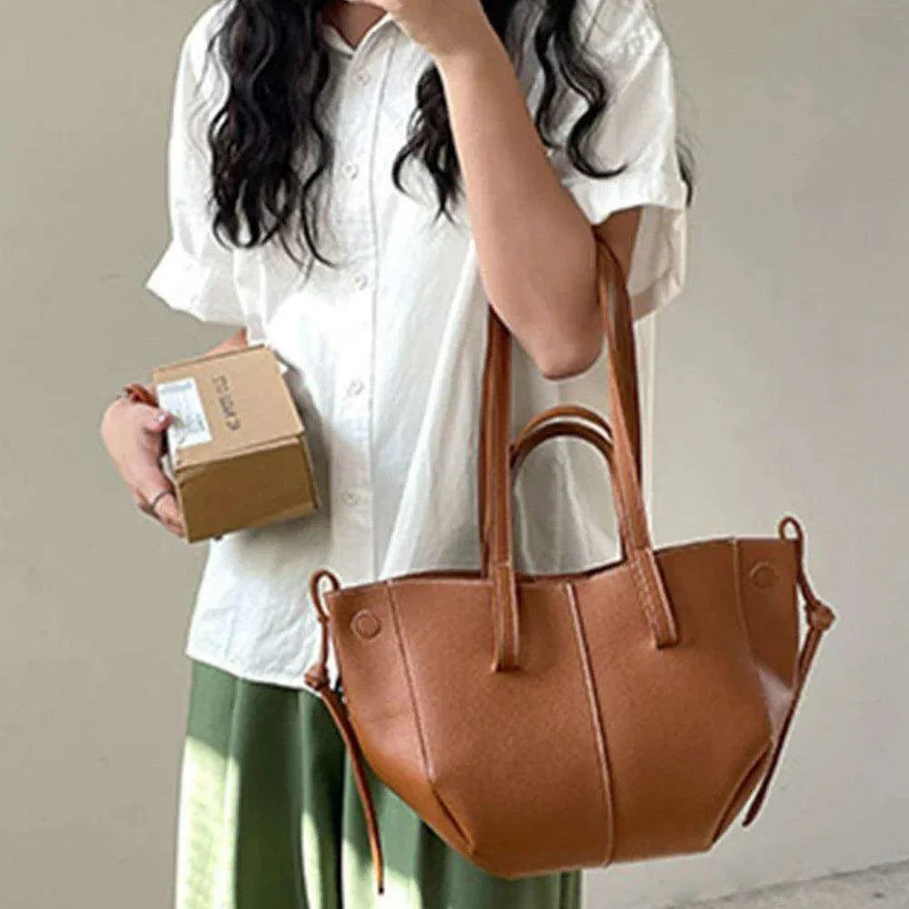 Women's tote bag with a classic and modern design