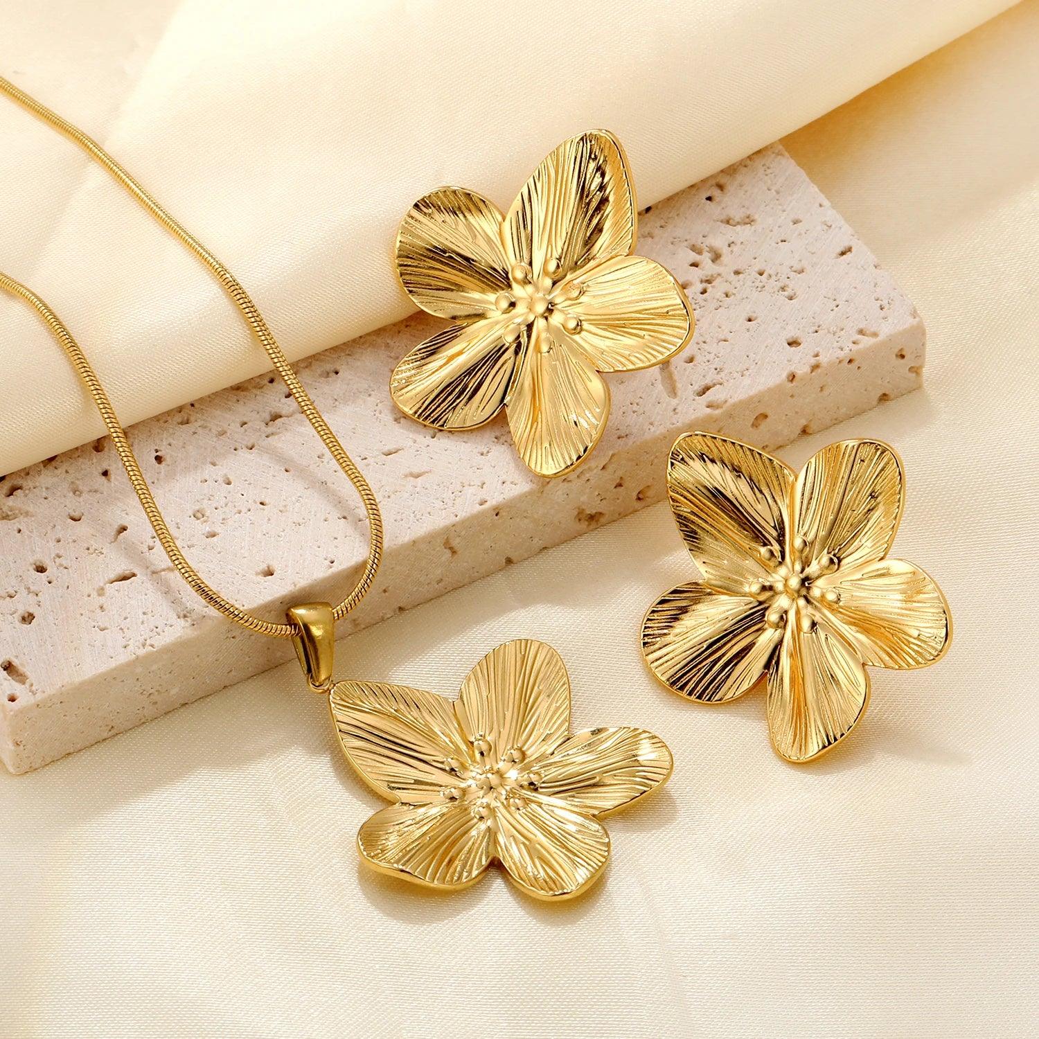 סט תכשיטים מוזהב לנשים – שרשרת פרחים עם עגילים תואמים