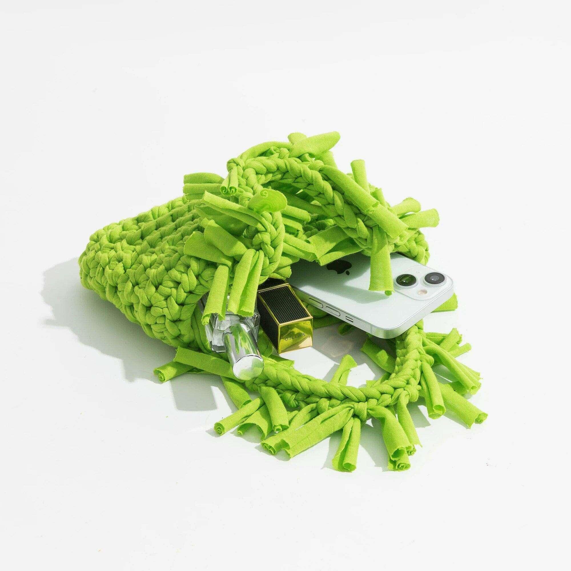 תיק סרוג בעיצוב טרנדי עם חוטים פרועים