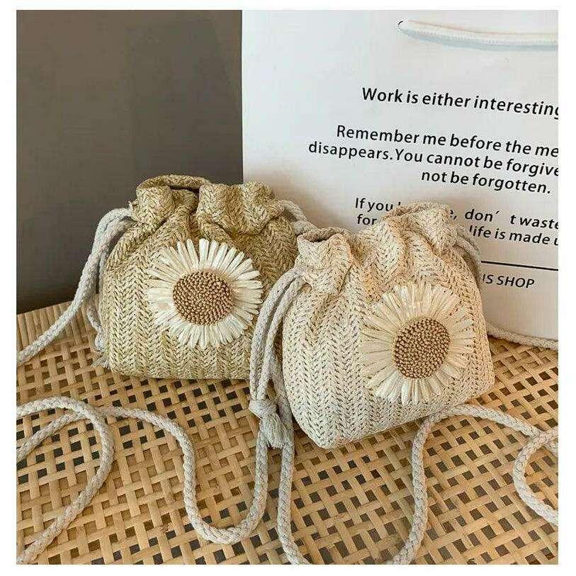 Knitted drawstring bag with daisy flower