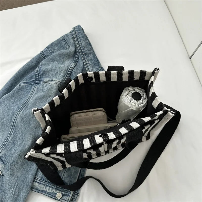 תיק צד בד פסים שחור לבן – סטייל ייחודי ונוכחות בולטת