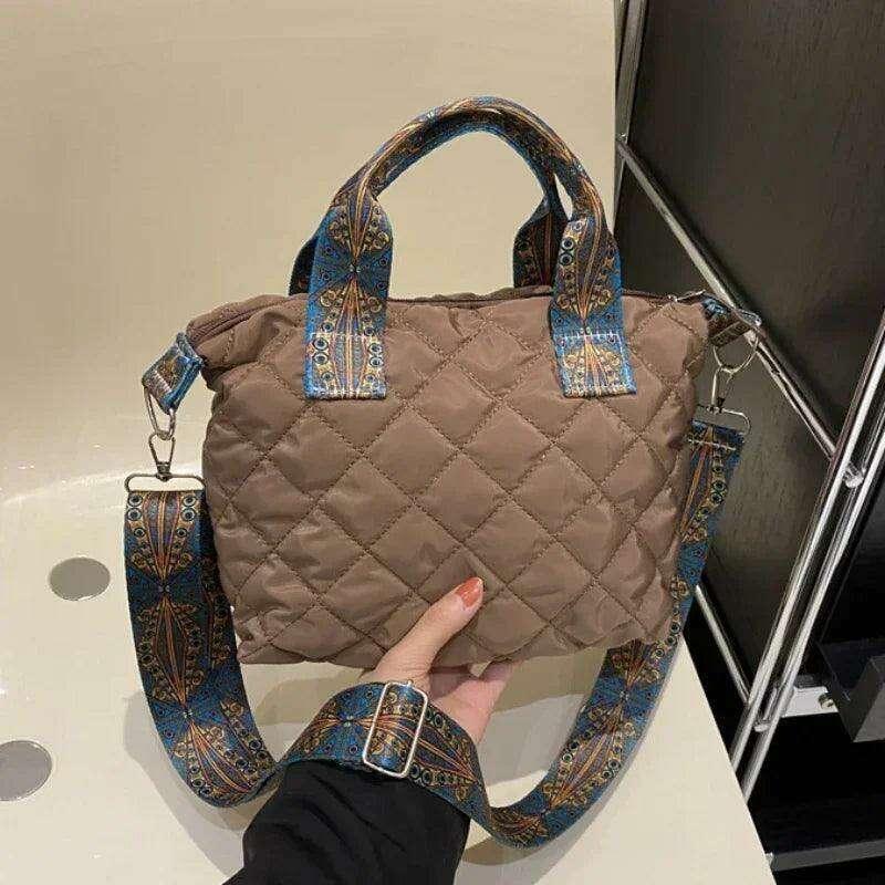 תיק כתף מרופד עם רצועות מעוצבות