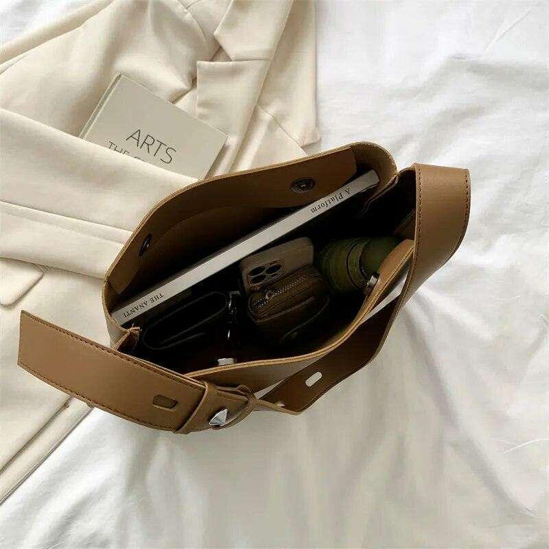 A classic and modern women's bag with a minimalist design 