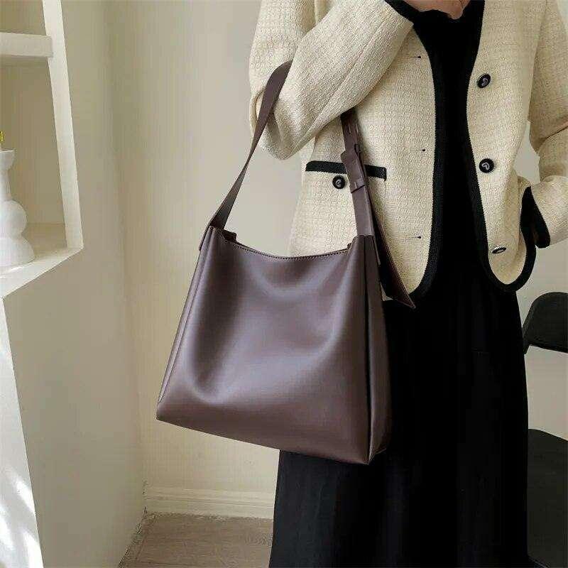 A classic and modern women's bag with a minimalist design 