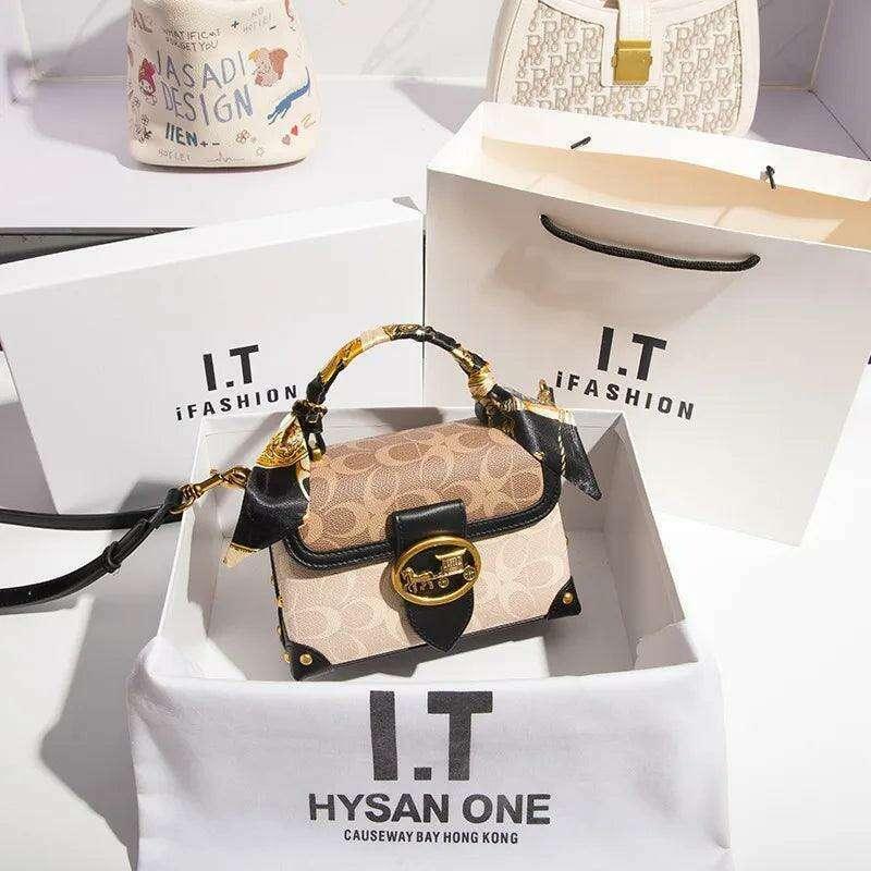 תיק צד מעוצב עם אבזם דקורטיבי