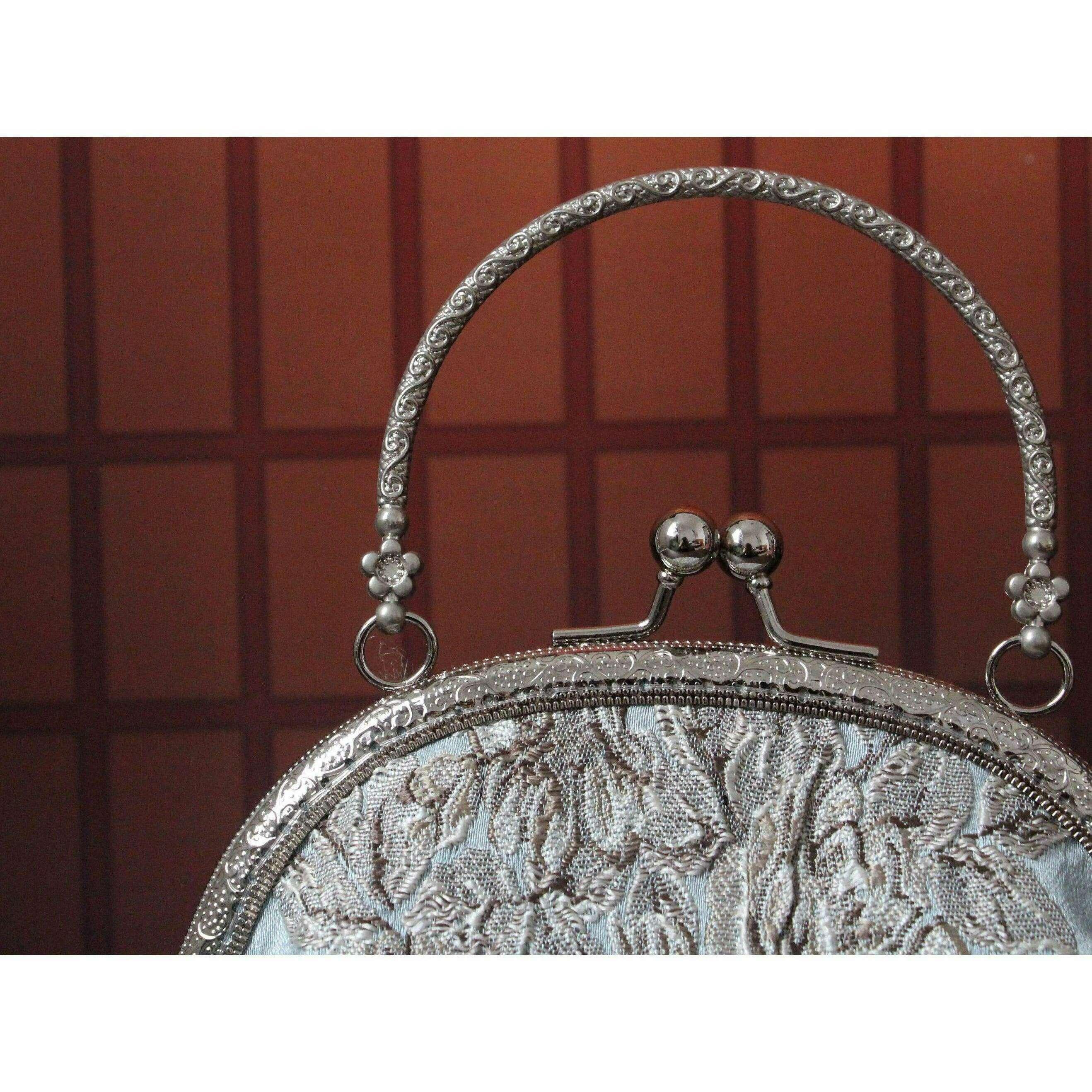 Luxuriously embroidered evening bag for women