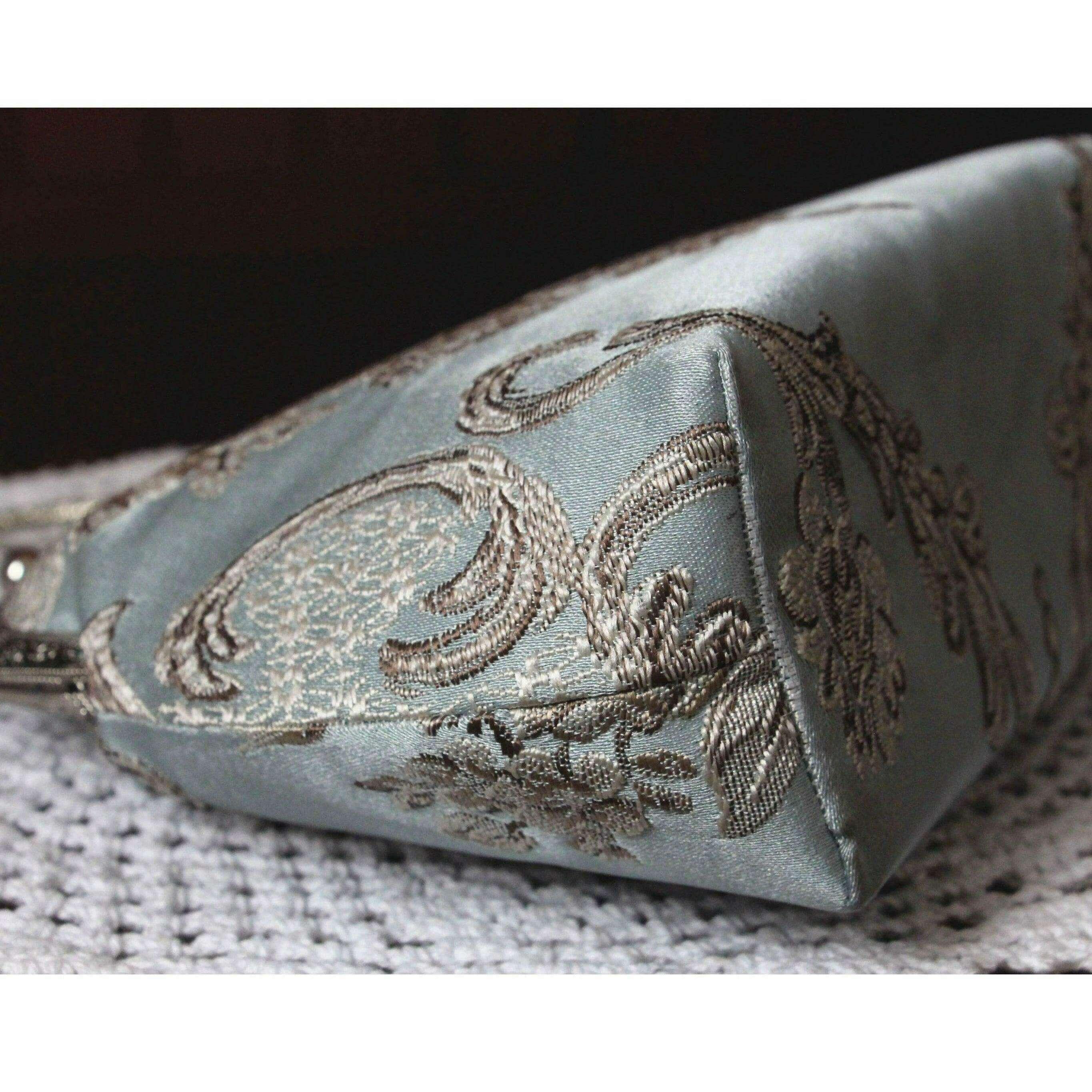 Luxuriously embroidered evening bag for women