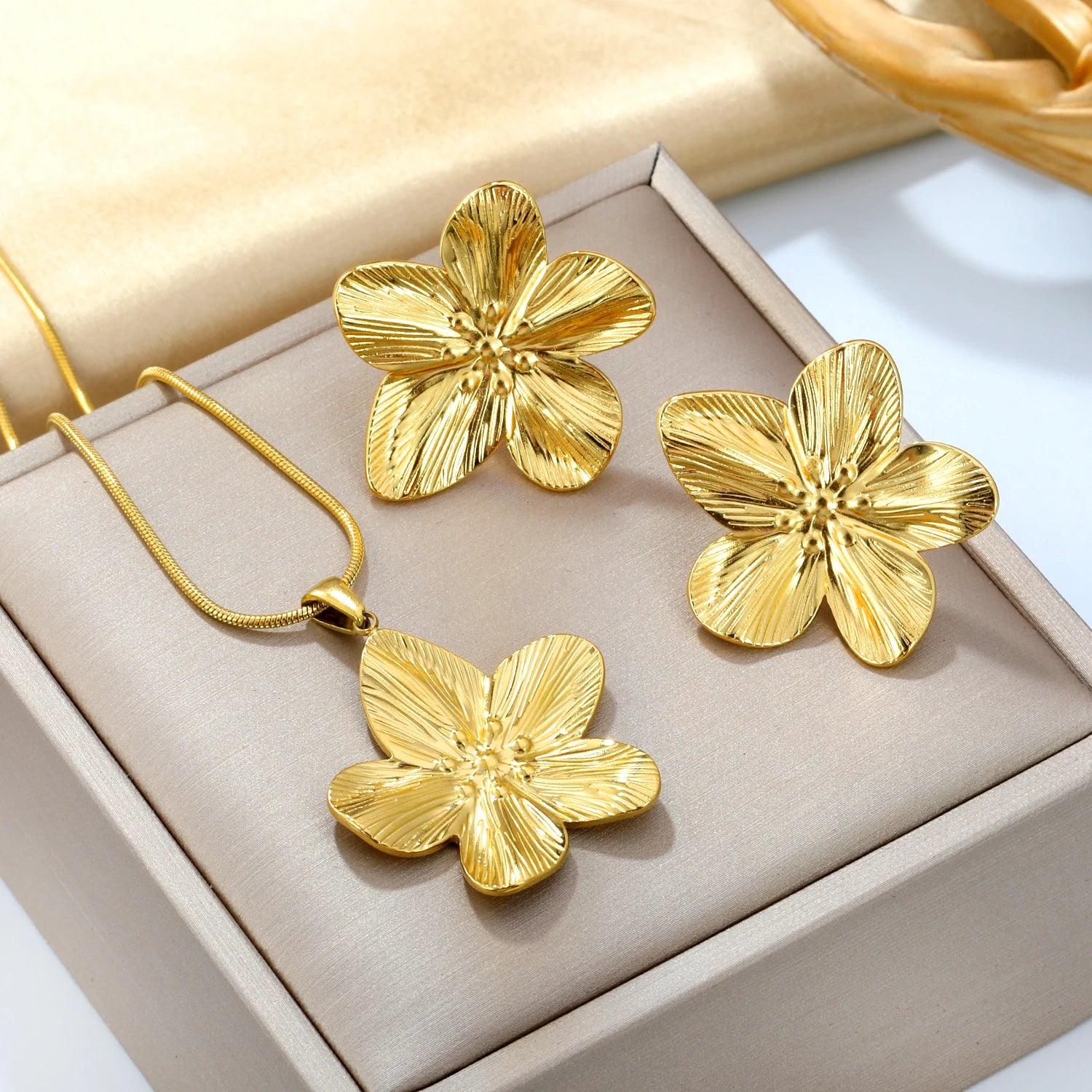 סט תכשיטים מוזהב לנשים – שרשרת פרחים עם עגילים תואמים