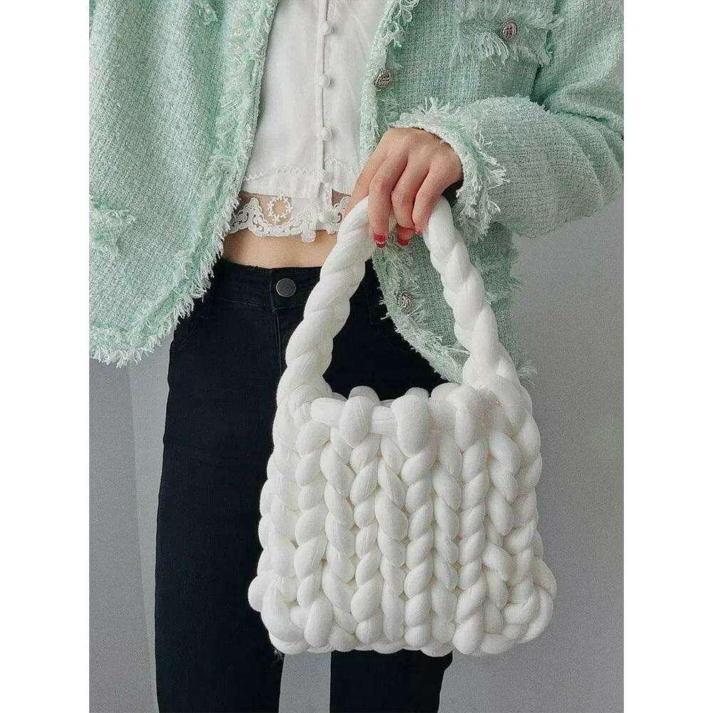 Coarse knitted shoulder bag