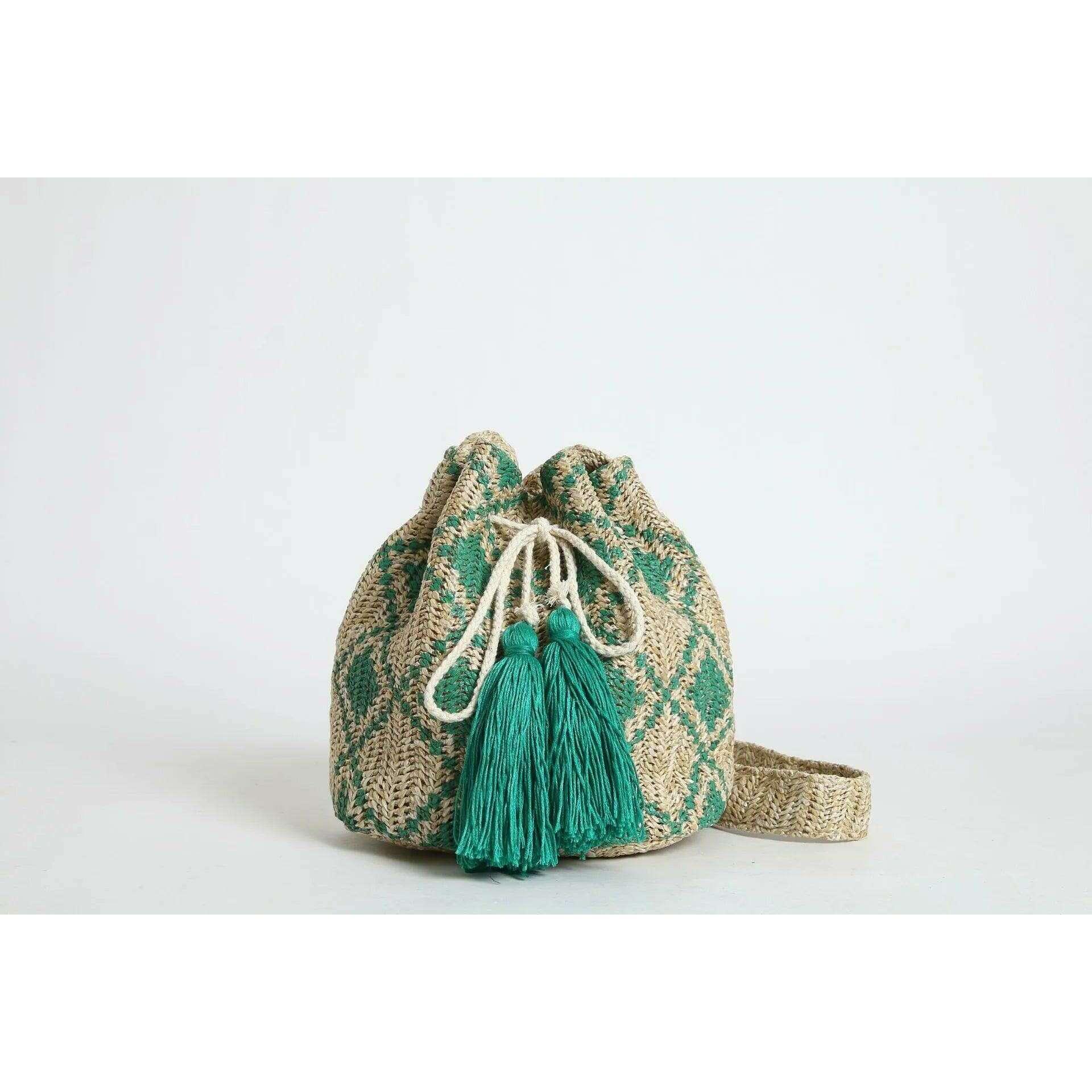 תיק שק קש עם דוגמאות אתניות וגדילים מעוצבים