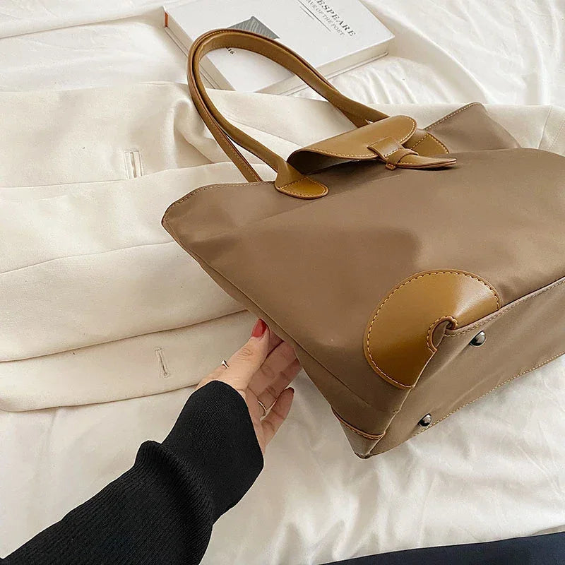 Everyday shoulder bag for women – classic, spacious and elegant