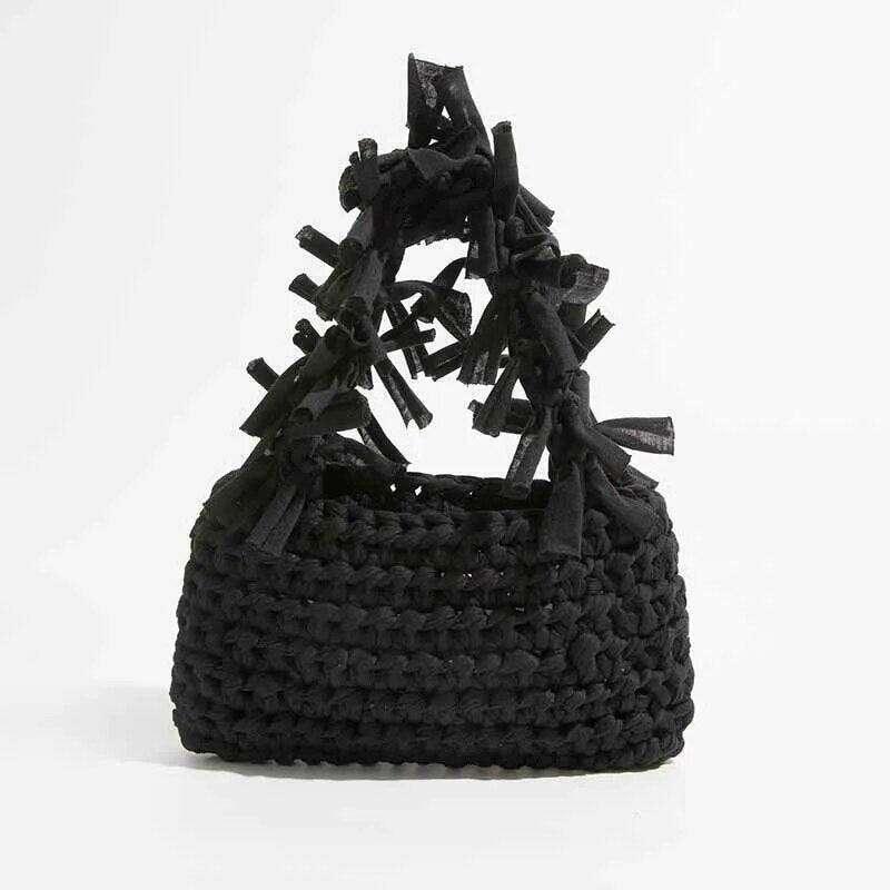 תיק סרוג בעיצוב טרנדי עם חוטים פרועים