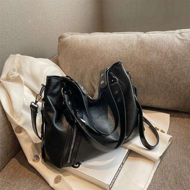 Black leather bag for women – elegant and versatile design