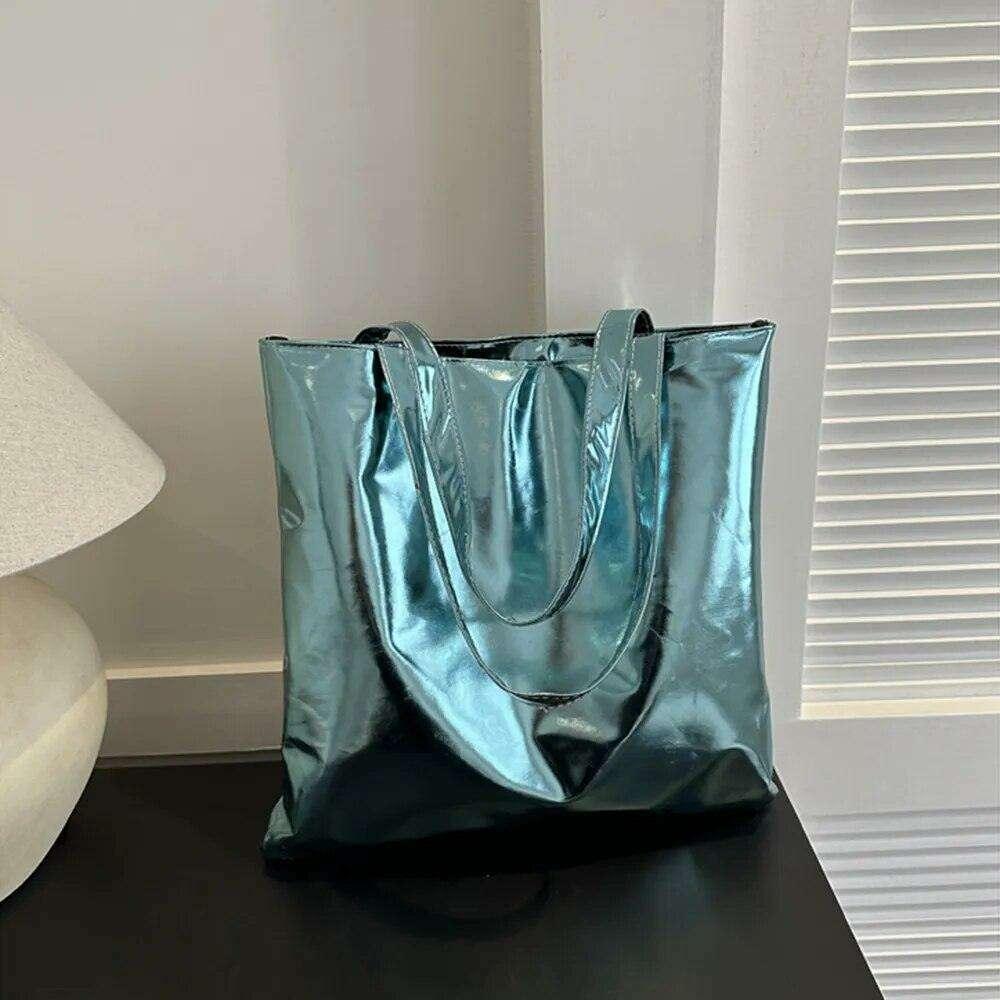 Shiny women's bag in metallic colors