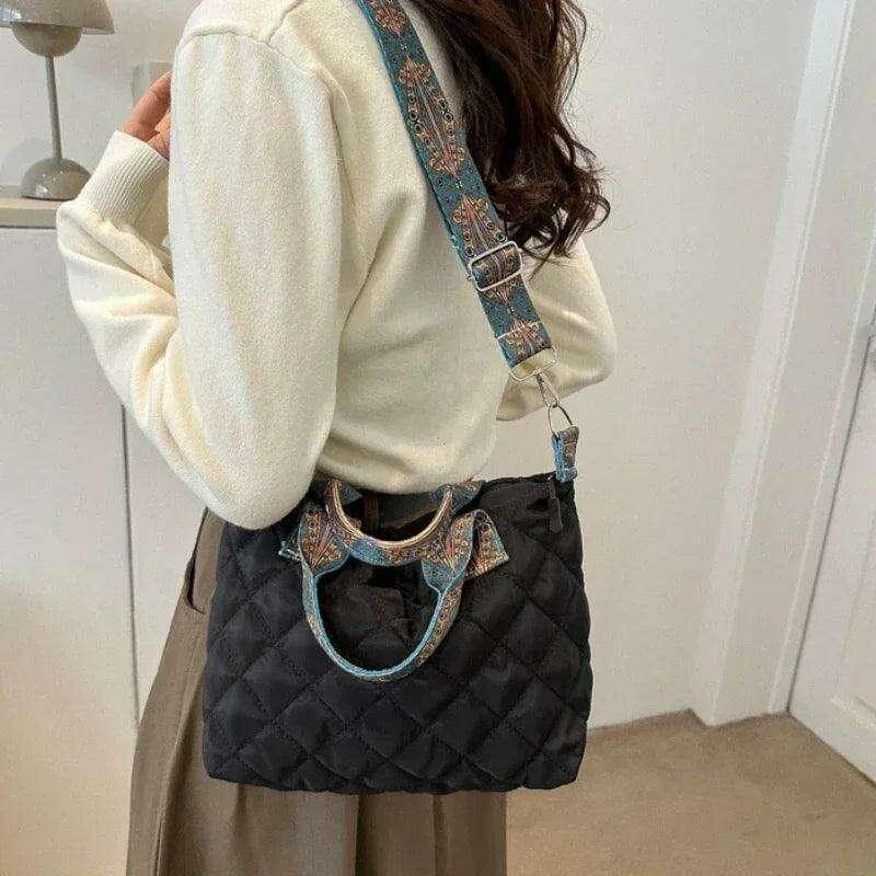 תיק כתף מרופד עם רצועות מעוצבות