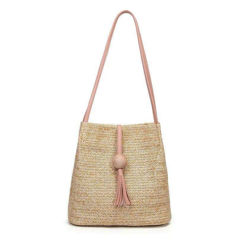 תיק קש מעוצב עם דקורציית עץ