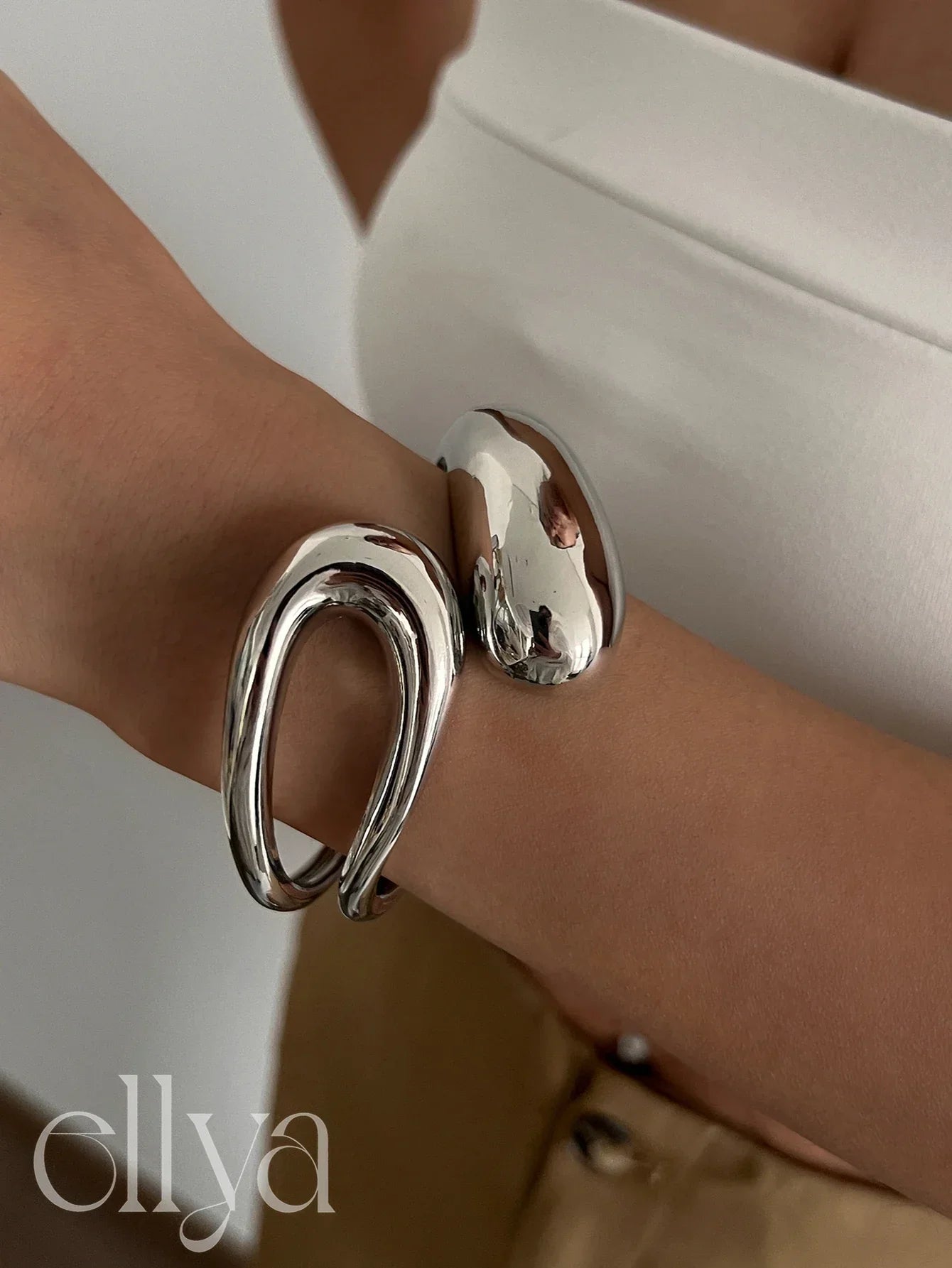 צמיד וינטג' לנשים – קפיץ מתכתי במראה ייחודי