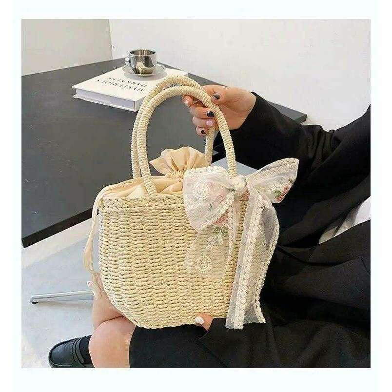 תיק קש אלגנטי עם קשת פרחונית