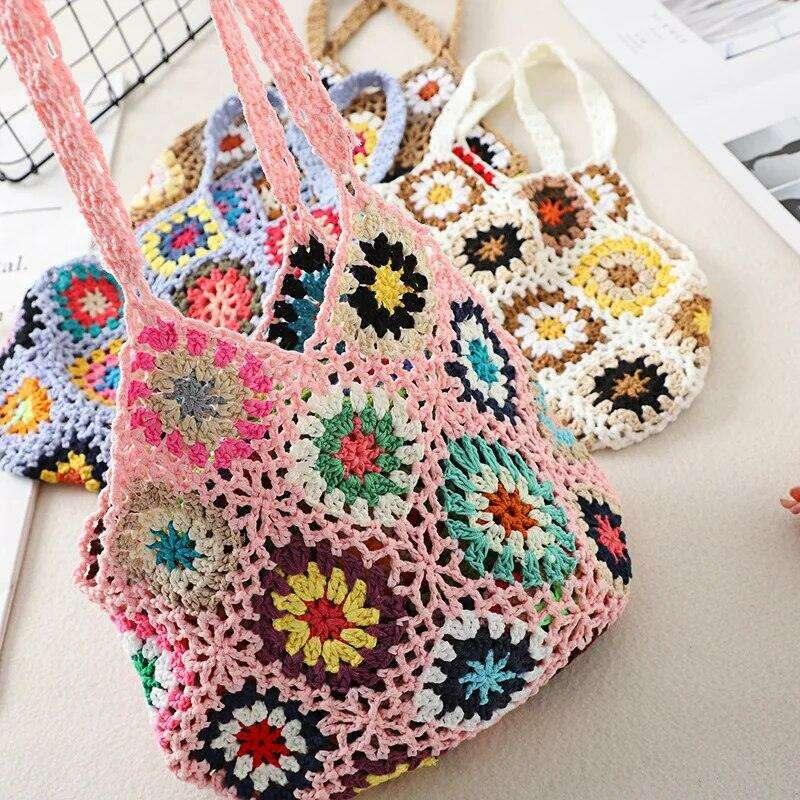 תיק כתף סרוג בעבודת יד עם דוגמה צבעונית