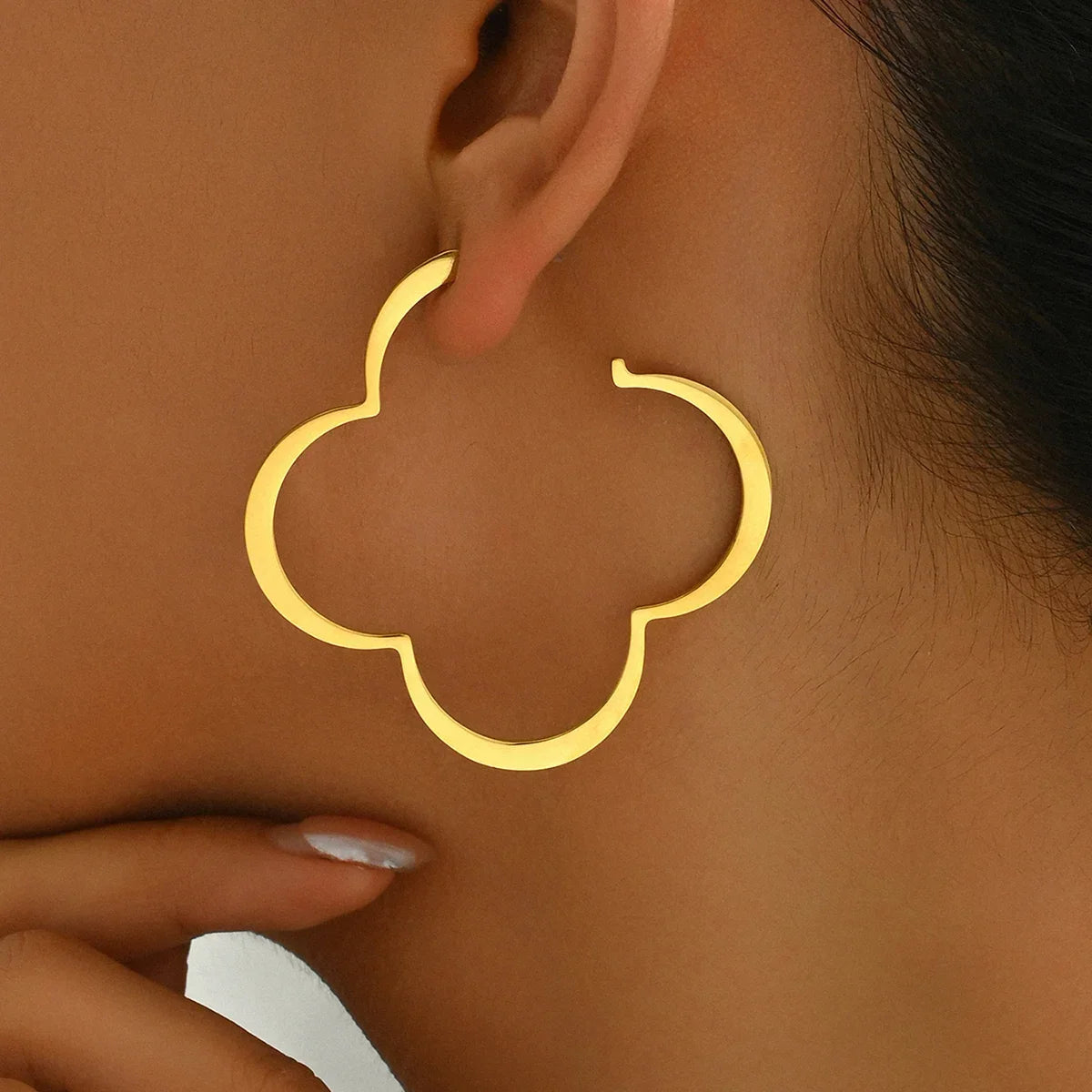 עגילי פרח מוזהבים לנשים – עיצוב עדין ואופנתי