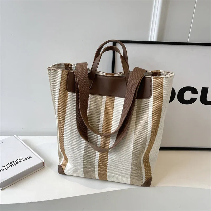 Striped canvas bag for women – a fashionable and comfortable shoulder bag for everyday use