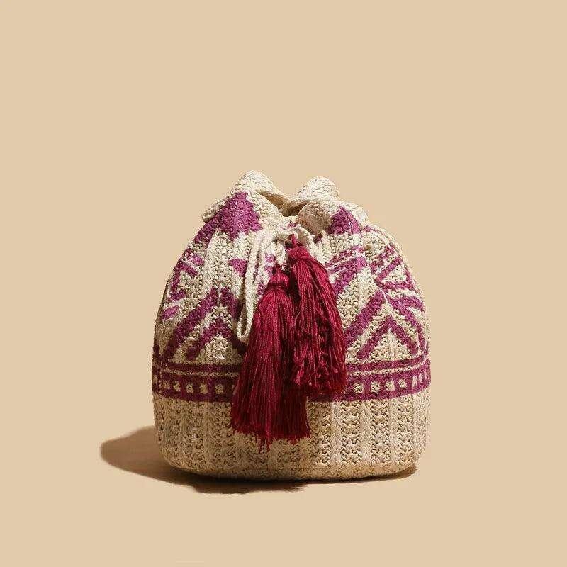 תיק שק קש עם דוגמאות אתניות וגדילים מעוצבים