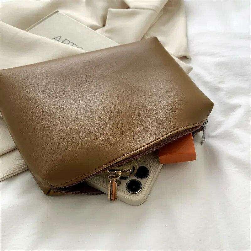 A classic and modern women's bag with a minimalist design 