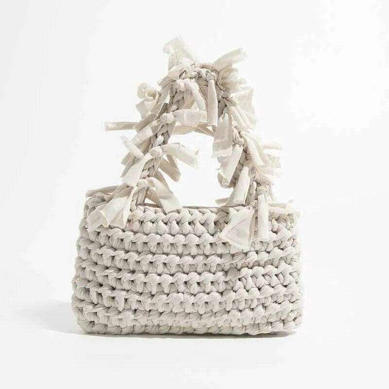 תיק סרוג בעיצוב טרנדי עם חוטים פרועים