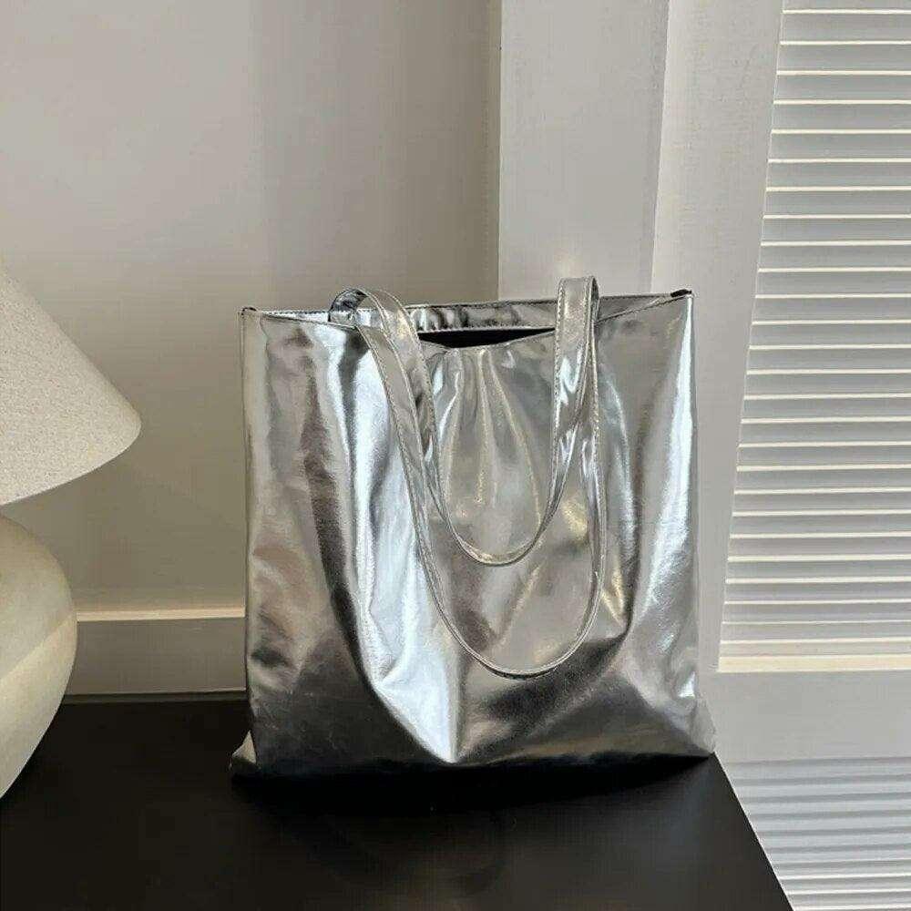 Shiny women's bag in metallic colors