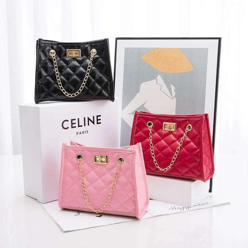 Quilted bag with metal chain