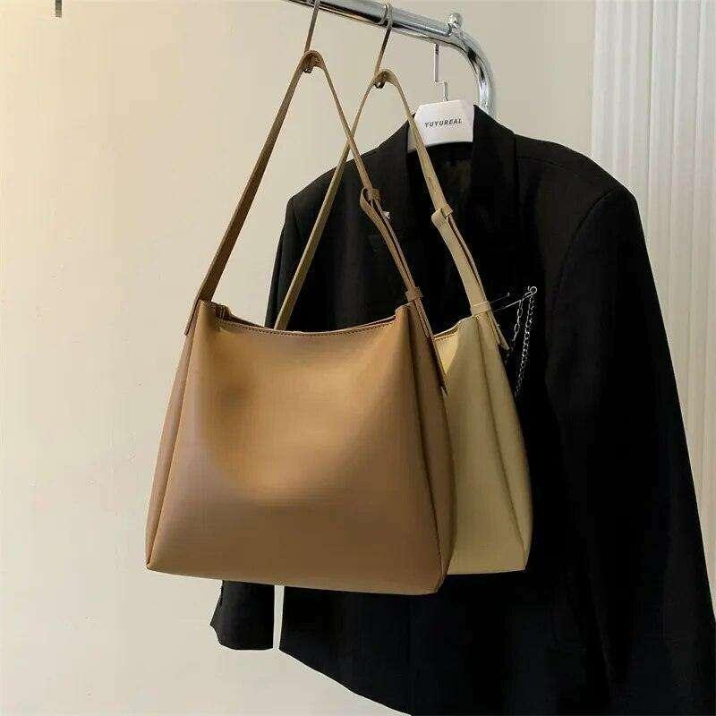 A classic and modern women's bag with a minimalist design 